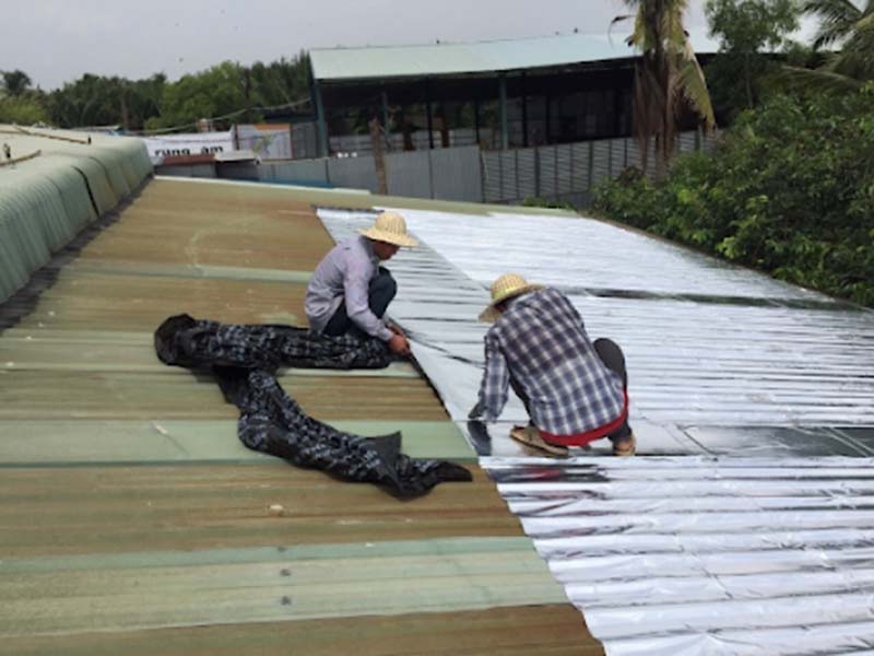 Thi công làm máng xối-chống dột mái tôn quận Hoàn Kiếm.